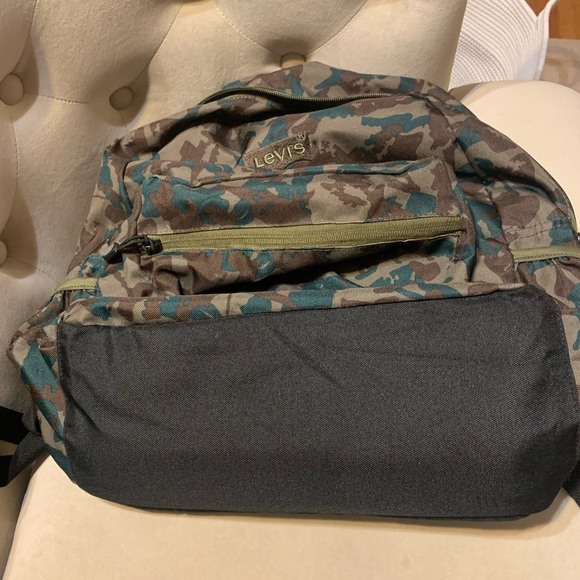 Full size Levi back pack with zipper front pouch and two netted side pouches EUC - Picture 5 of 5